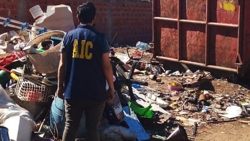 La policía secuestró armas y cables.