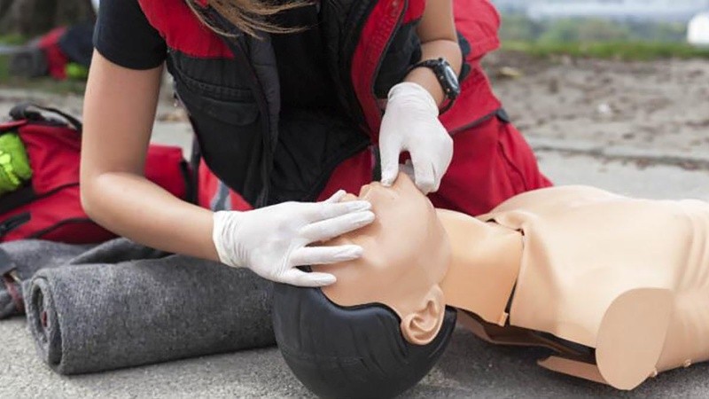 La reanimación cardiopulmonar (RCP) es una técnica para salvar vidas que es útil en muchas emergencias, como por ejemplo, un ataque cardíaco o un cuasi ahogamiento.