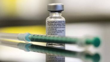 El 26 de noviembre, la Organización Mundial de la Salud (OMS) calificó de "preocupante" la nueva variante ómicron, identificada en Sudáfrica la semana pasada.