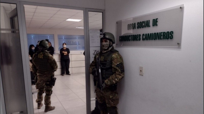 El 12 de agosto se allanó la obra social de Camioneros por una causa similar.