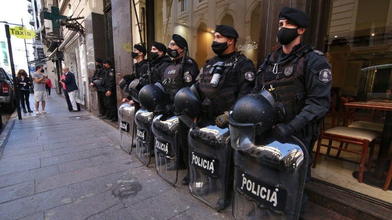 Corrientes al 700, uno de los lugares allanados este jueves en Rosario.