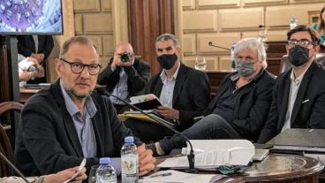 “La reunión sirvió para poner blanco sobre negro", afirmó.