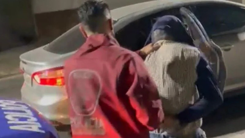 Lezcano al ser trasladado por la Policía de la Ciudad.