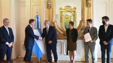 Autoridades de YPF y de la empresa noruega de energía Equinor, luego de suscribir el acuerdo.