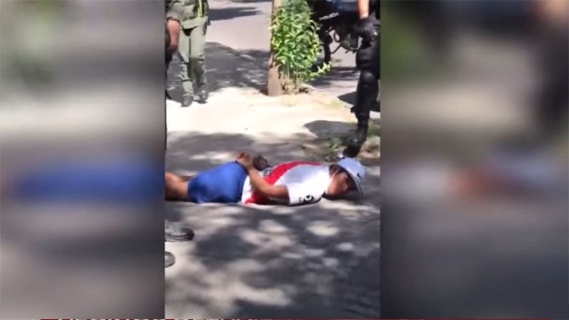 Una mujer sufrió un robo al bajar del colectivo y fue asistida por los vecinos.