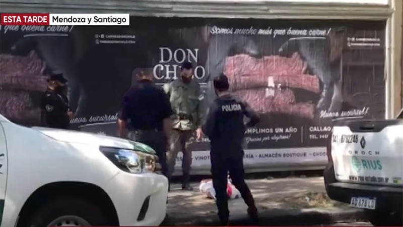 Una mujer sufrió un robo al bajar del colectivo y fue asistida por los vecinos.