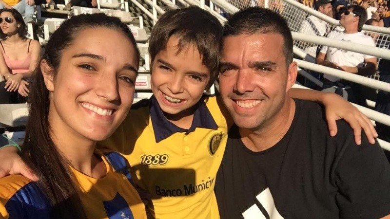 Cardetti, junto a su familia, en un partido de Central en el Gigante