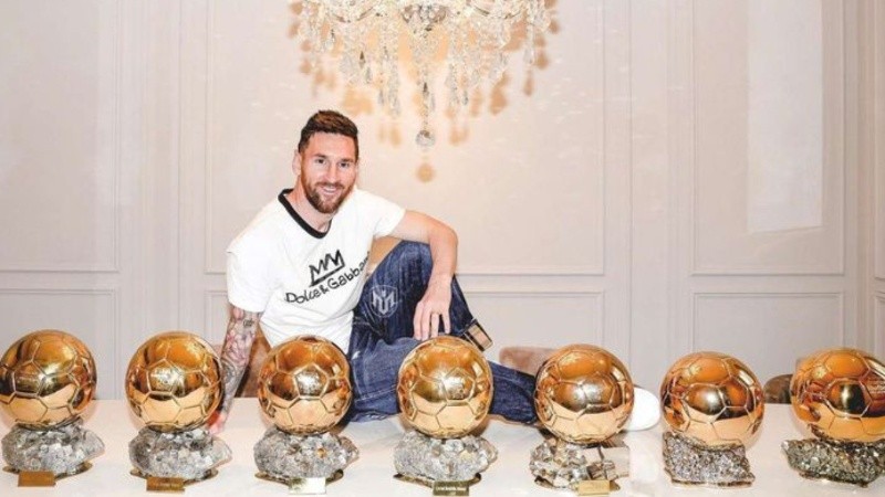 Messi, en la producción de France Football y su increíble colección de trofeos.