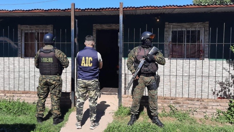 Uno de los allanamientos que se realizaron para dar con los sospechosos.