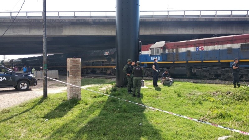 La policía trabajaba en la zona del crimen.