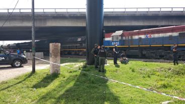 La policía trabajaba en la zona del crimen.