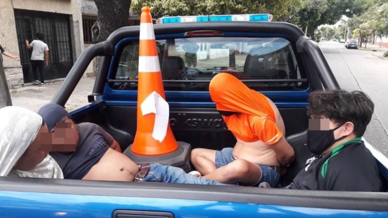 Los cuatro arrestados en el móvil policial.
