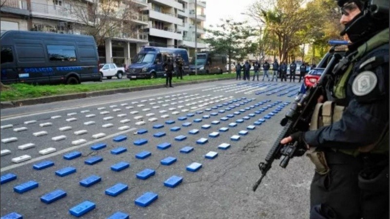 Imagen del operativo por narcotráfico del último junio en Rosario en el que se incautaron cerca de 400 panes de cocaína de máxima pureza