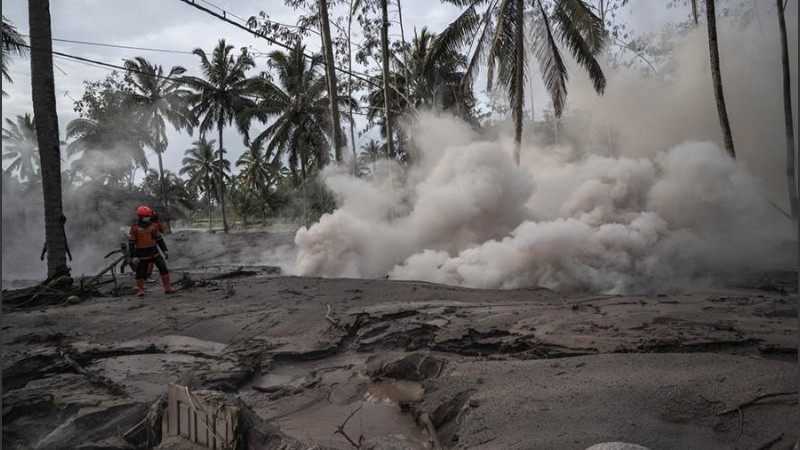Las operaciones de rescate se vieron ralentizadas por la nueva actividad volcánica.