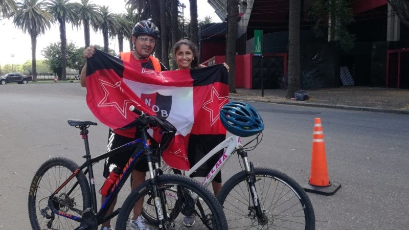 Darío y Sofía pedalearon 200 km para despedir a Maxi Rodríguez 