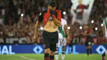 La Fiera dejó la cancha a los 11 del segundo tiempo y el partido se detuvo,