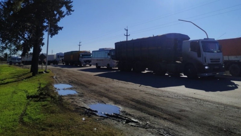 Los camiones cargados con cereal bloquean pasos y dejan a los vecinos atrapados.