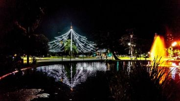 El tradicional árbol de Navidad en la rotonda de Oroño y Pellegrini.