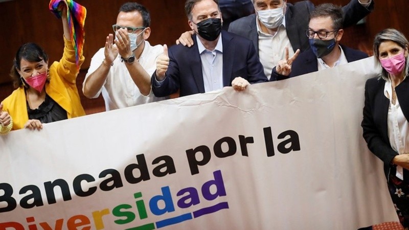 Legisladores celebran la aprobación del proyecto.