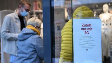 Alemania impuso la llamada regla 2G para intentar romper la ola de coronavirus: geimpft (vacunado) y genesen (recuperado)