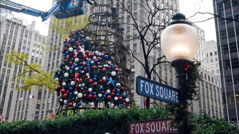 Las llamas dejaron al descubierto la estructura de metal que es decorada como un árbol de Navidad.