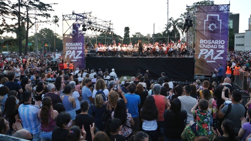 Las actividades musicales comenzaron desde el atardecer con miles de asistentes.