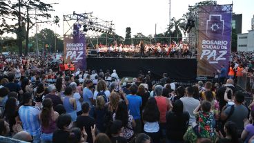 Las actividades musicales comenzaron desde el atardecer con miles de asistentes.