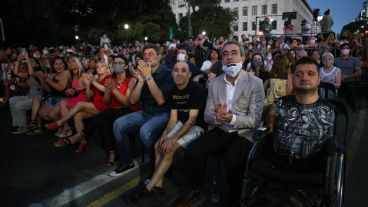 El intendente Pablo Javkin estuvo presente en el encendido del arbolito.