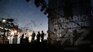 Integrantes de la Mesa Interreligiosa dieron un mensaje de paz antes del encendido.