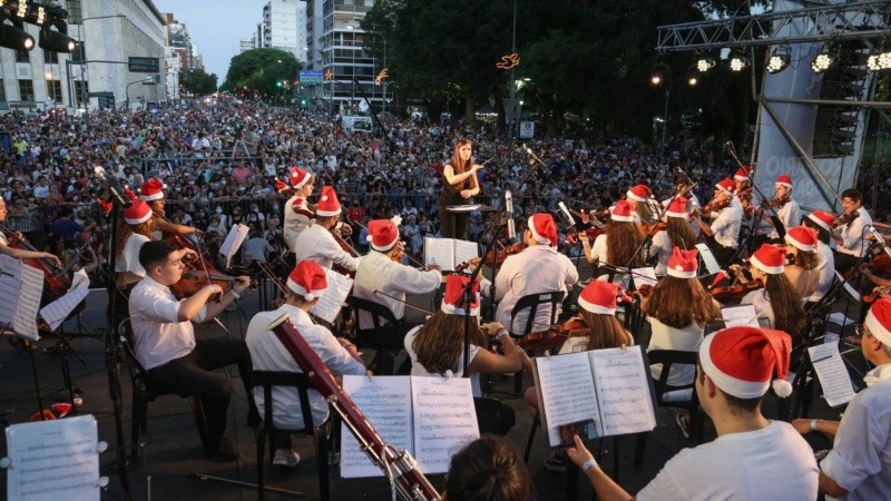Una banda sinfónica, uno de los atractivos de la tarde/noche.