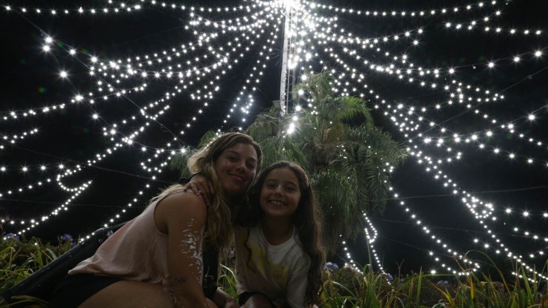 Miles de personas fueron al encendido del arbolito este miércoles 8 de diciembre.