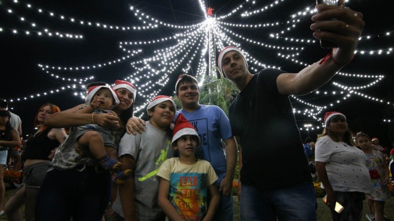 Miles de personas fueron al encendido del arbolito este miércoles 8 de diciembre.