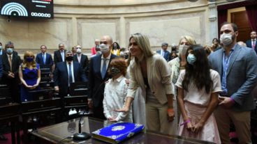 La senadora electa Carolina Losada juró en la Cámara alta.