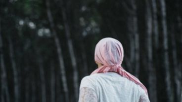 Cubrirse la cabeza calva con un pañuelo puede ser un factor de promoción de la prevención del cáncer.