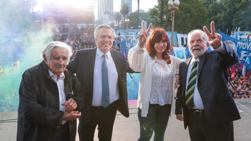 Alberto, Cristina, Pepe y Lula en el acto de la plaza.