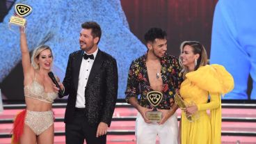 Los ganadores de La Academia levantando su trofeo.