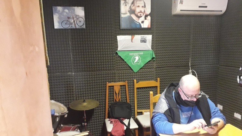 Carlos Núñez en el estudio de Radio La Hormiga FM 104.3.