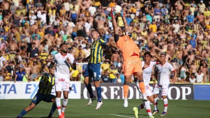 Díaz le ganó un par de duelos a Marco Ruben en el primer tiempo.