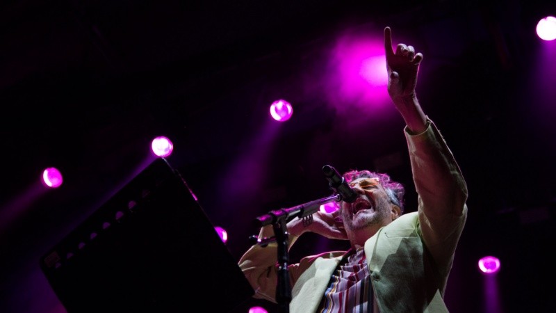 Fito volvió a tocar frente a su gente este sábado por la noche en el Hipódromo de Rosario.