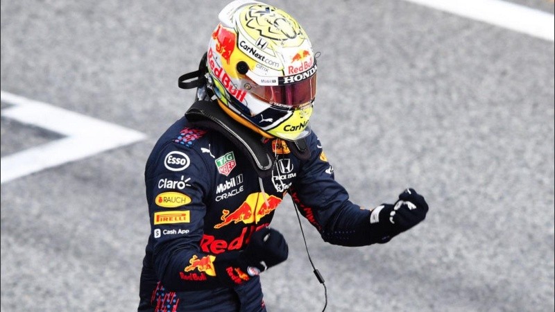 El piloto Max Verstappen (Red Bull) celebra su primer campeonato mundial en la Fórmula 1.