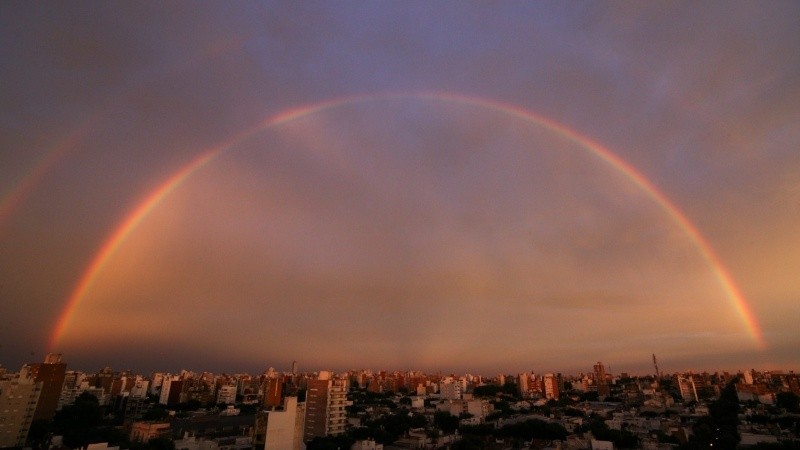 Una captura del arcoiris que siguió a la tormenta del 12 de diciembre de 2021 en Rosario.