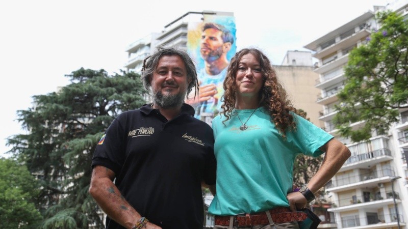 La pareja de artistas que pintó el gran mural de Messi.