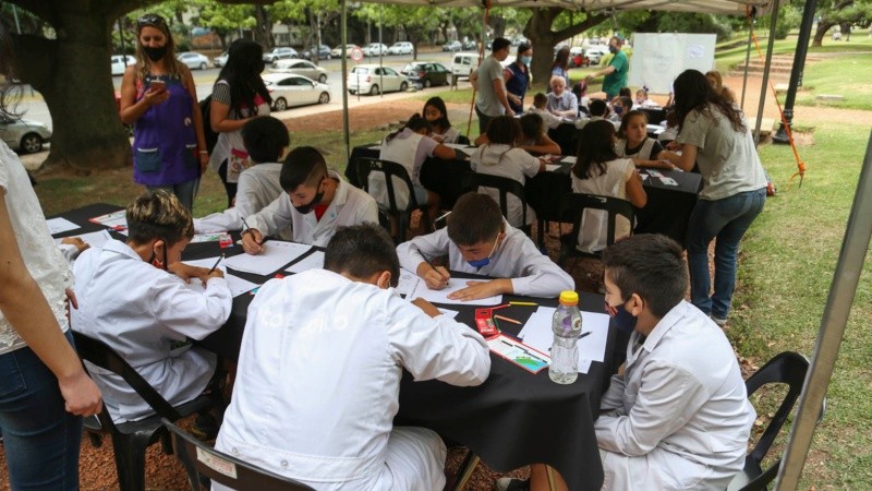 Al pie del mural hubo un taller de dibujo con alumnos de la escuela N° 92 “Aristóbulo del Valle.