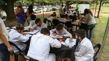 Al pie del mural hubo un taller de dibujo con alumnos de la escuela N° 92 “Aristóbulo del Valle.