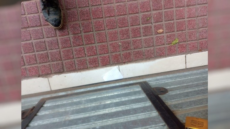 La foto que mandó el delincuente en la puerta del local, donde también dejaron un escrito