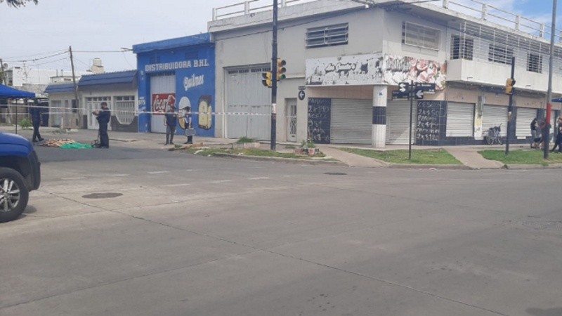 En la esquina de Garay y Rouillón, donde se produjo el fatal incidente, el tránsito permanecía cortado.