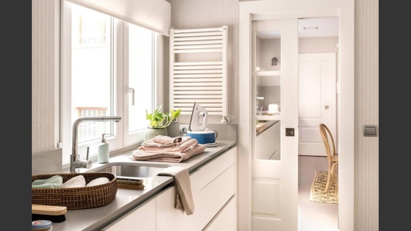 Utilizar colores claros en pintura, muebles y decoración, es uno de los principales consejos de los expertos