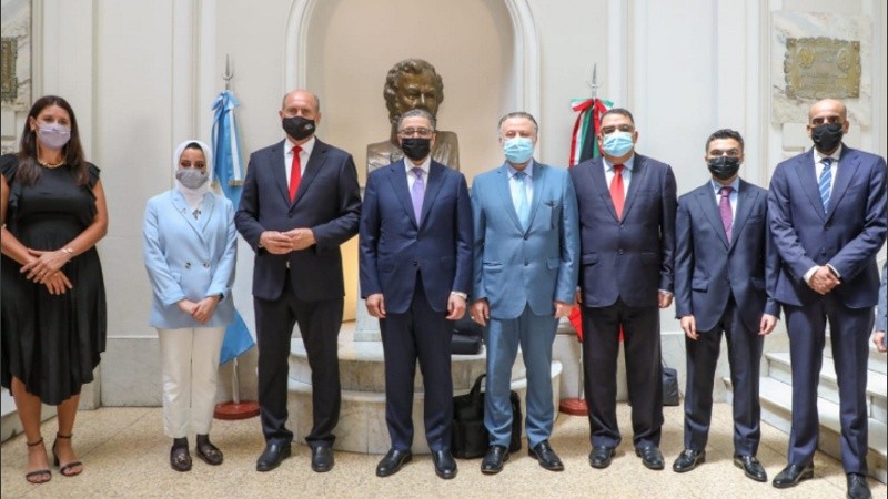 El gobernador Omar Perotti encabezó la reunión con la delegación kuwaití.