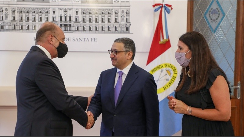 El gobernador Omar Perotti; el jefe de la delegación kuwaití, Tareq Al Menayes y la secretaria de Gestión Federal, Candelaria González del Pino.