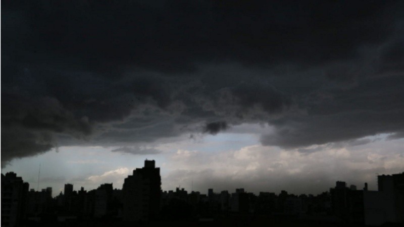 Pasadas las 14, el centro de la ciudad quedó cubierto por nubes de tormenta que llegaron con lluvia.